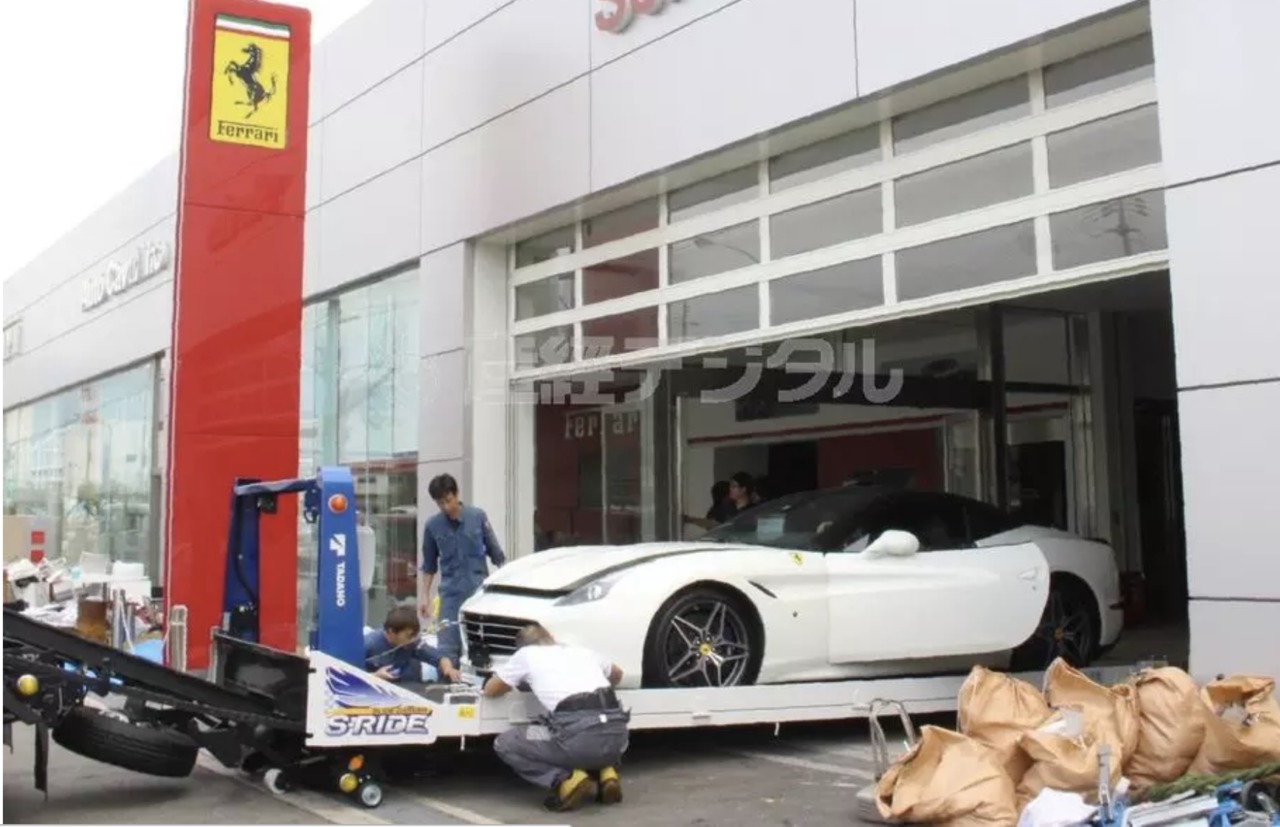 Тайфун в Японии уничтожил 50 суперкаров Ferrari.