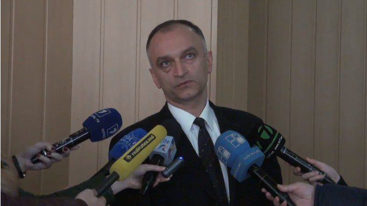 „În prezent discutăm cine şi cui va plăti în condiţiile în care statul a vândut companiei B, iar acea companii, iar acea companie le-a vândut alteia”.