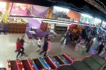 Появилось видео начала пожара в кемеровском ТЦ «Зимняя вишня».