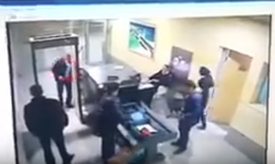 На видеозаписи можно увидеть, как мужчина проходит через рамки металлоискателя.