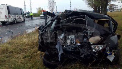Moldoveni răniți la Buzău: Microbuzul s-a ciocnit violent cu o mașină