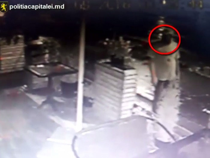 Un bărbat a fost surprins de camerele de sepraveghere în timp ce fura o geantă de pe o terasă din sectorul Râșcani. Foto: politiacapitalei.md