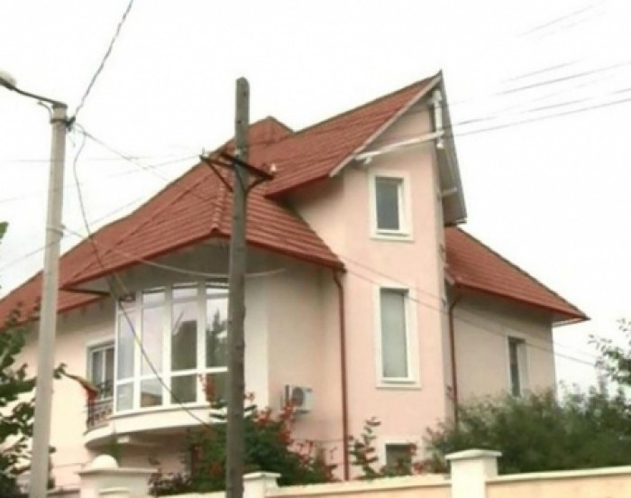 Secretarul Mitropoliei Moldovei, Vadim Cheibaș, care trăiește într-o casă de milioane de lei.