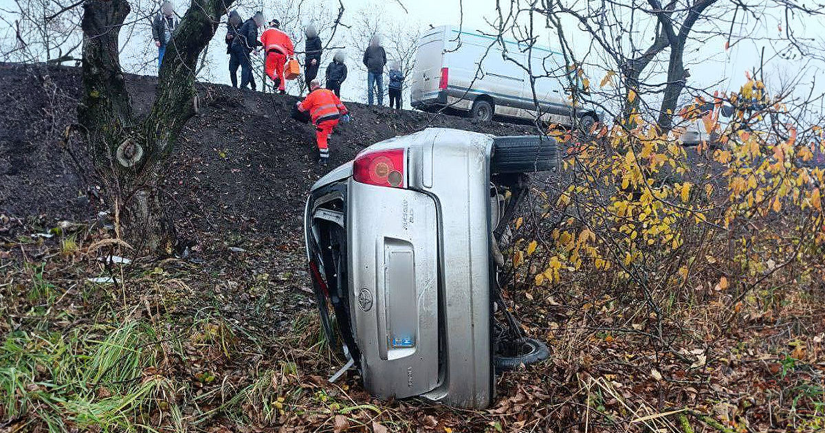 Un automobil s-a izbit într-un copac la Ocnița: Un pasager a decedat pe loc.