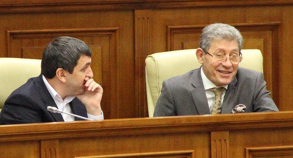 Plecarea din PCRM a celor 14 deputaţi nu pare să-l fi impresionat pe liderul PL, Mihai Ghimpu.