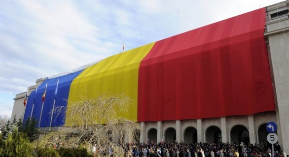 Iniţiatorii spun că simbolul coroanei reprezintă „independenţa, suveranitatea şi unitatea naţională”.