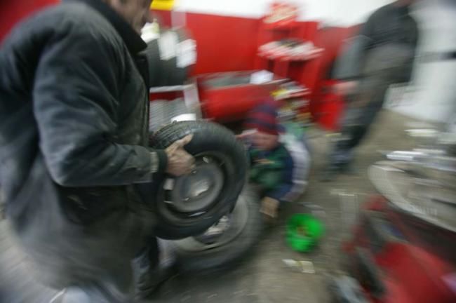 Şoferii sunt obligaţi de astăzi şi până în 31 martie să circule pe timp de zi cu farurile maşinilor pe faza scurtă. Foto: jurnalul.ro