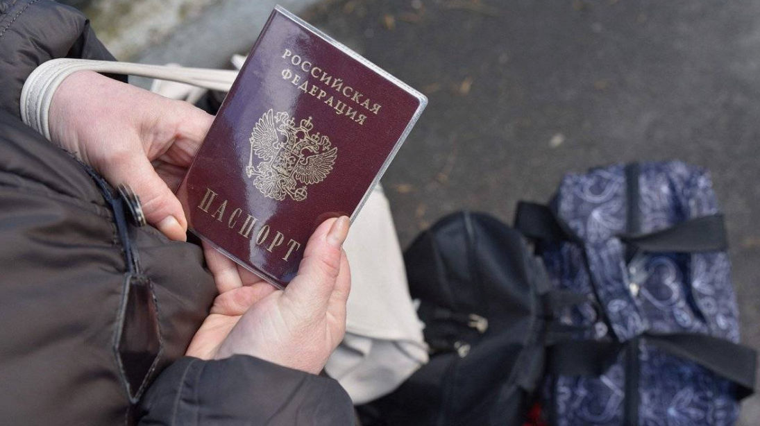 Латвия выдала гражданам РФ первые шесть предписаний о выезде.
