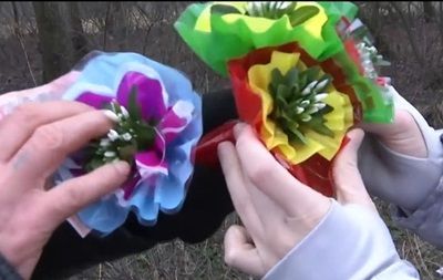 Букеты с зимними подснежниками продают за 25 гривен.