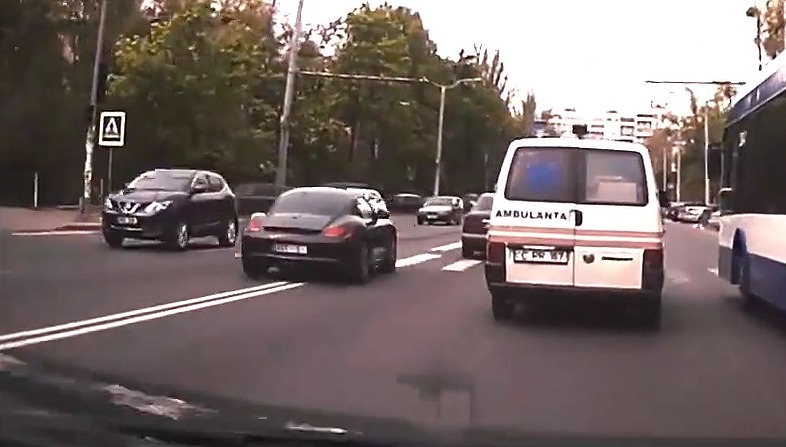 Один из таких инцидентов с водителем Porsche был заснят на улицах Кишинева.