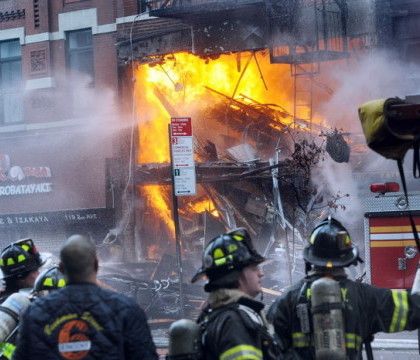 S-a dezlantuit infernul, in inima metropolei New York. O explozie a dus la prabusirea a trei cladiri de locuinte din cartierul Manhattan.
