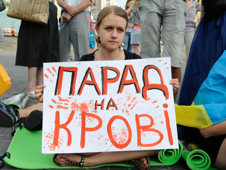 По словам участников акции, им не нравится, что в параде будет задействована военная техника.