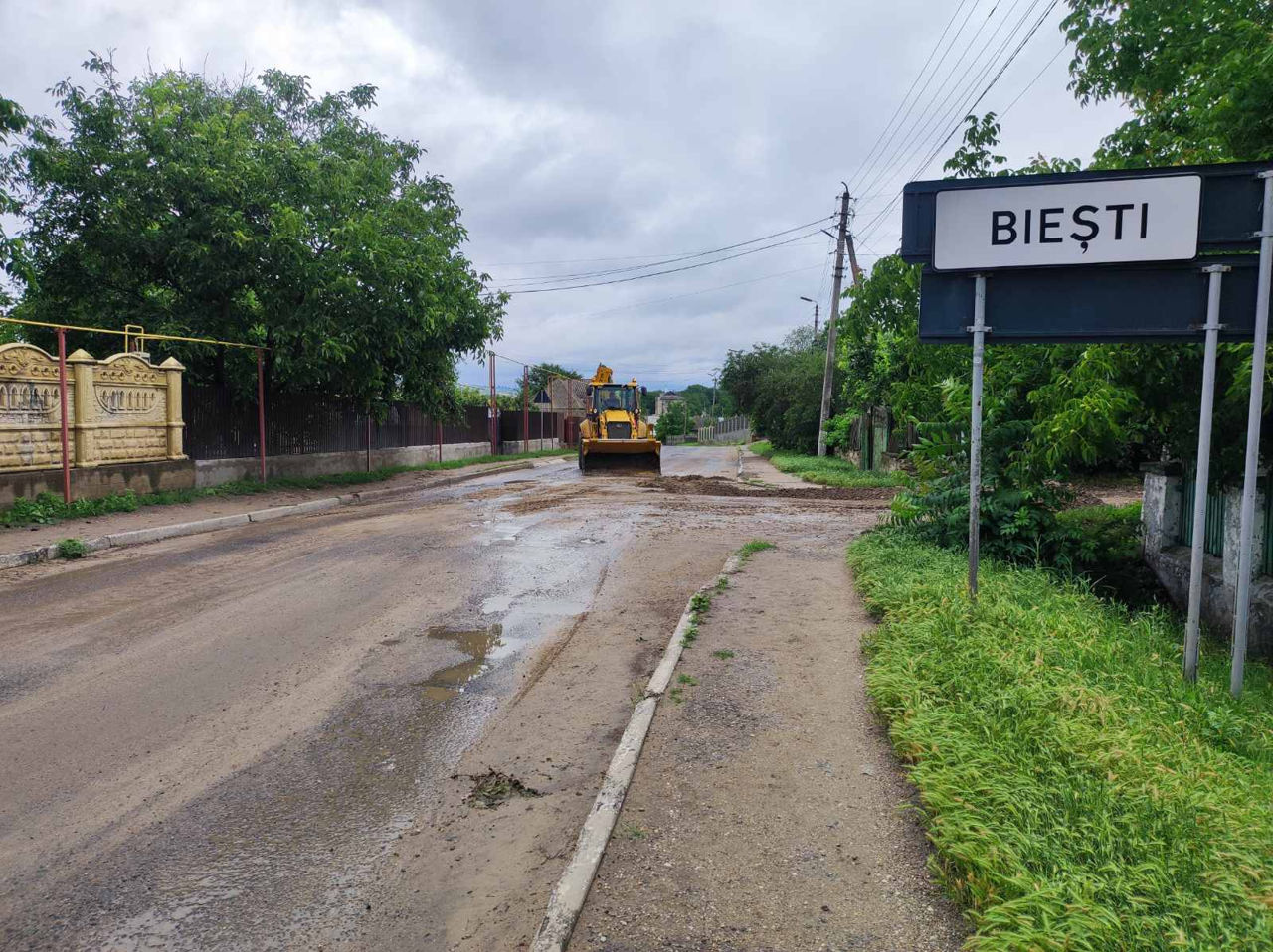 Дорожные службы расчищают трассы Молдовы после непогоды.