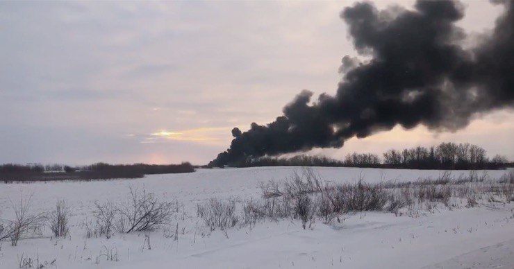 В Канаде опрокинулся перевозивший нефть поезд.