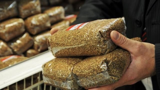 Беларусь ограничила вывоз гречки, сахара, соли и макарон.