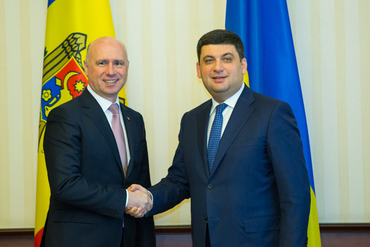 Premierii Pavel Filip şi Vladimir Groisman au abordat subiecte ce ţin de recunoașterea reciprocă a drepturilor de proprietate. Foto:gov.md