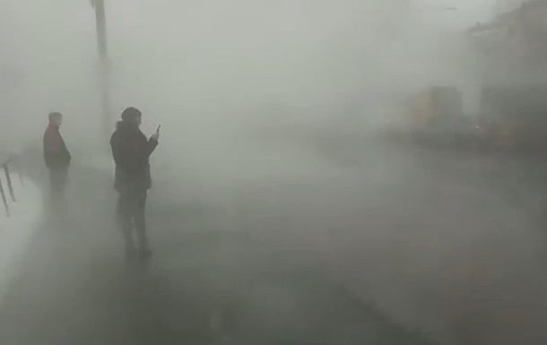 Из-за прорыва трубы проспект в Киеве затянуло туманом.