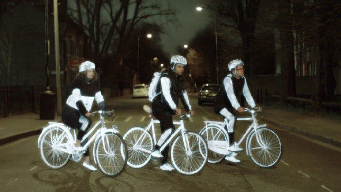 Constructorul auto Volvo a inventat un spray care-i face pe biciclişti mai vizibili în timpul nopţii, transmite rfi.ro citat de UNIMEDIA.