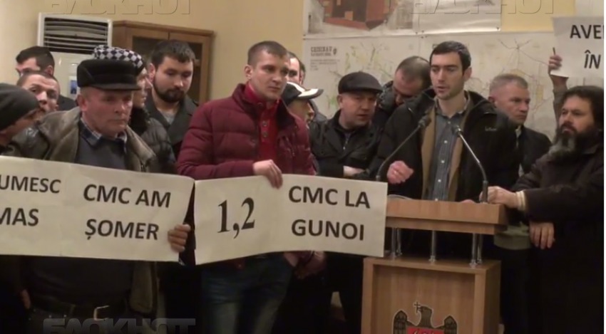 Строители заняли главную трибуну Муниципального совета, и не дают права высказаться жильцам домов.