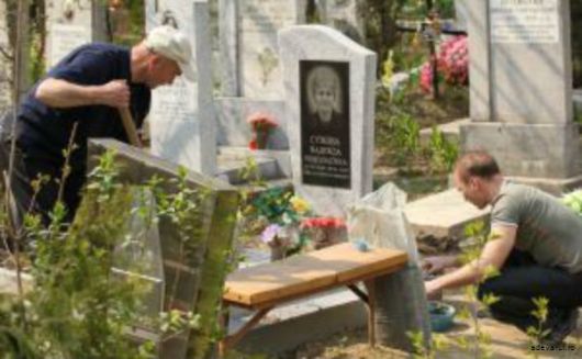 Administraţia cimitirului i-a cerut 100 de lei pentru dreptul de a îngriji de locurile de veci. Foto: trm.md