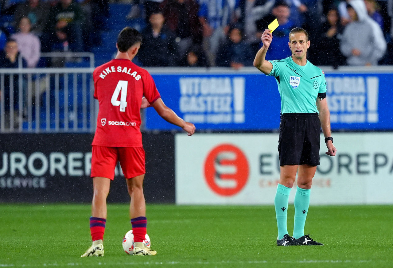 Un fotbalist al echipei Sevilla, reţinut după ce ar fi luat cartonaşe galbene în mod intenţionat.