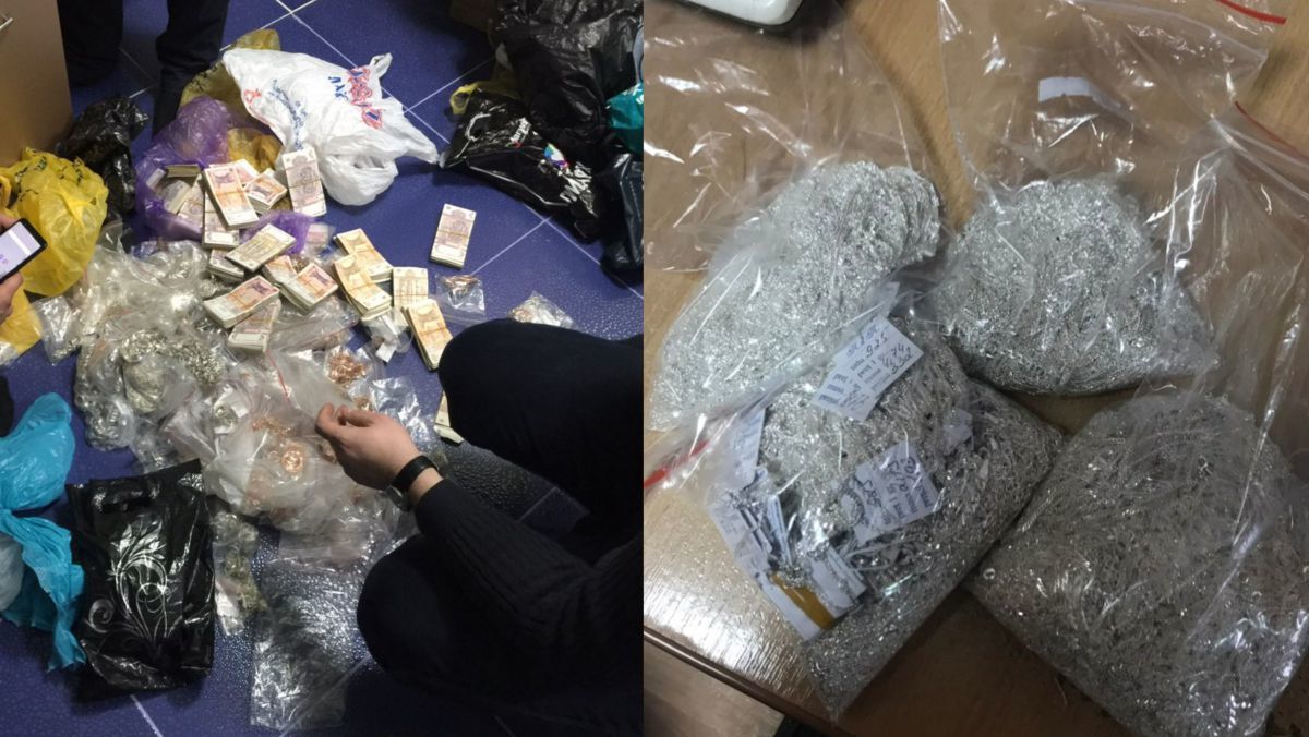 Мужчины были задержаны во время отправки 4 кг золотых украшений и 2,4 кг изделий из серебра.
