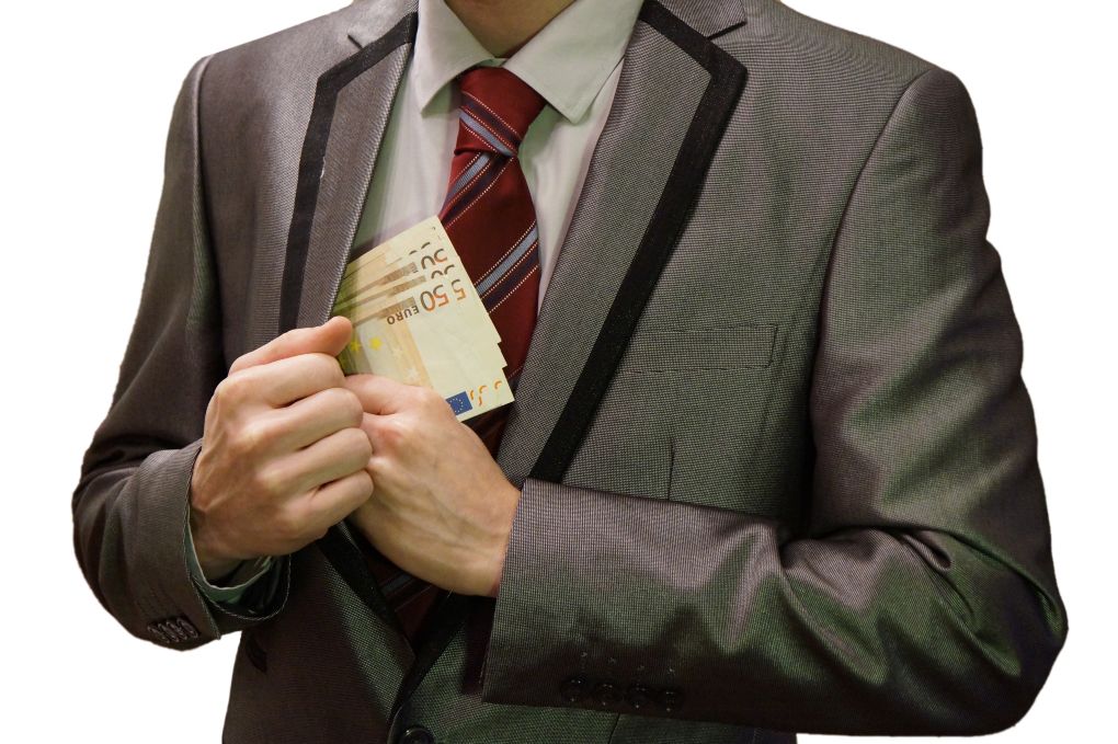 Un avocat a luat mită 3.000 de euro. Acum riscă ani de pușcărie