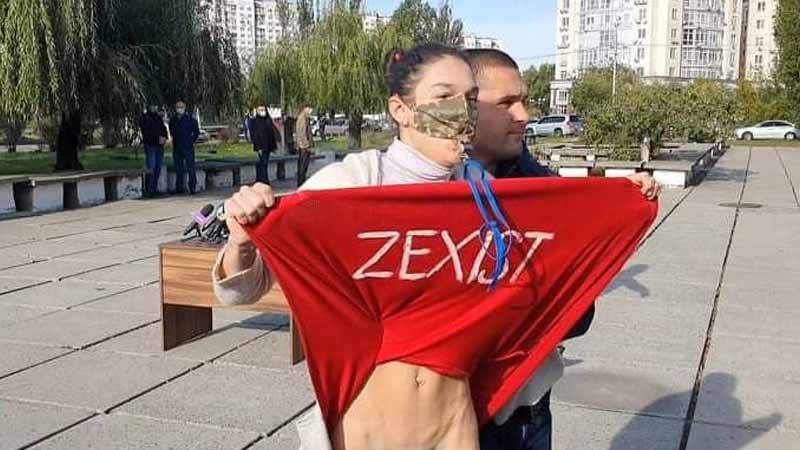 В Киеве возле участка, где голосовал Зеленский, задержали активистку.