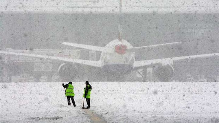 Viscolul face ravagii la Moscova: Peste 100 de zboruri au întârziat