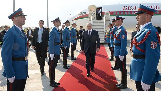 Почетный караул Сербии встречает Лукашенко у трапа самолета.