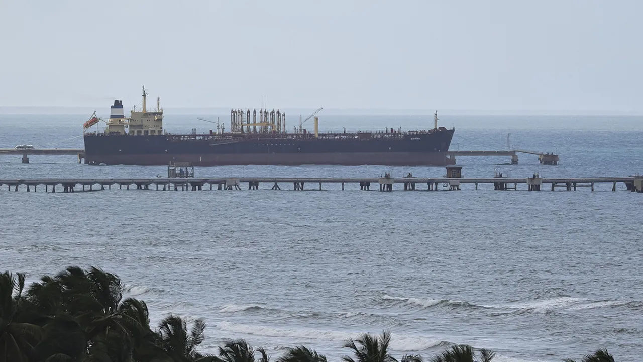 Трамп поручил блокировать нефть из Венесуэлы еще два месяца.