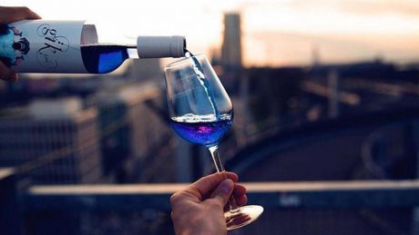 Vinul albastru electric produs în Spania face furori. Foto: standard.co.uk