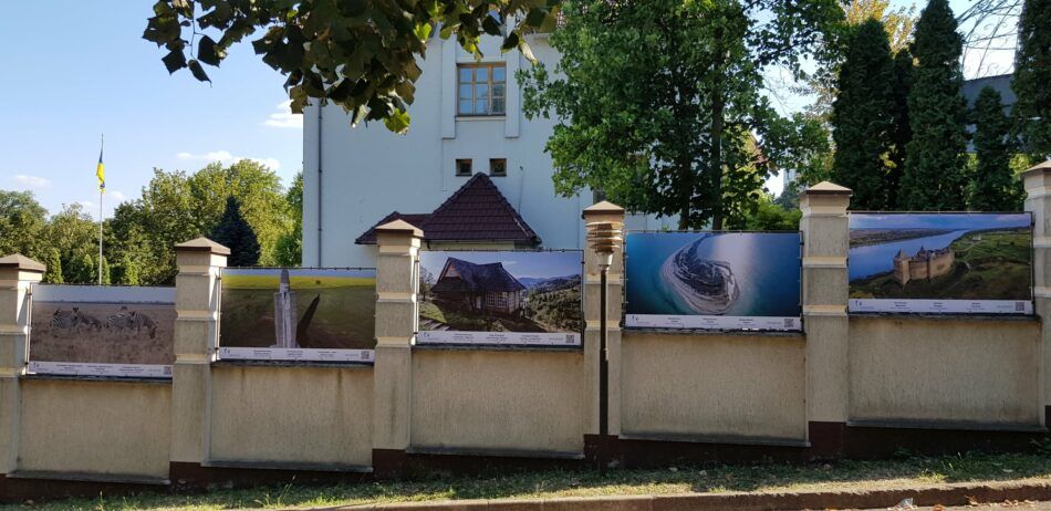 На ограде посольства Украины разместили выставку для привлечения туристов в страну.
