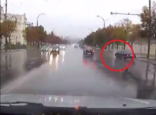 На бульваре Ренаштерий недалеко от здания кишиневского цирка была заснята авария.