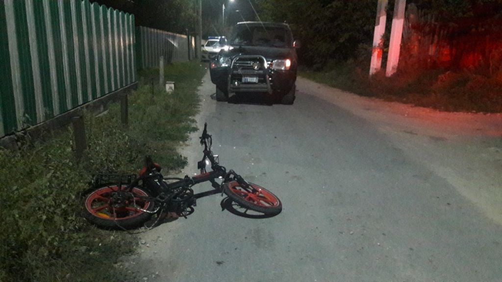 В Хынчештах автомобиль сбил молодого мужчину на электровелосипеде.