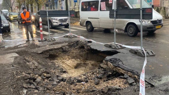 Яма стала причиной блокировки движения на одной из столичных улиц.