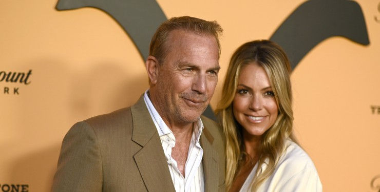 Жена Кевина Костнера ответила на обвинения в желании "ограбить" актера.
