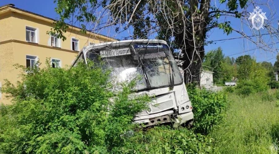 Шесть человек погибли в ДТП со служебным автобусом в Свердловской области РФ.