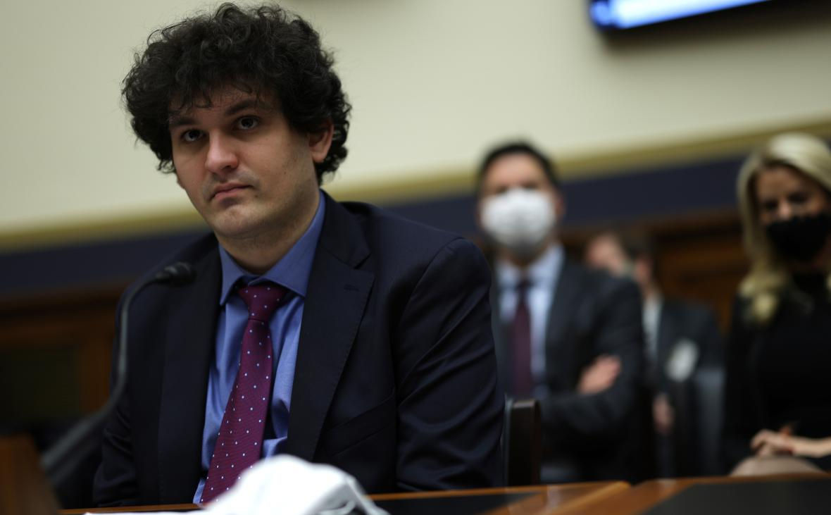 Суд в США признал виновным основателя криптовалютной биржи FTX Сэма Бэнкмана-Фрида по обвинению в мошенничестве.