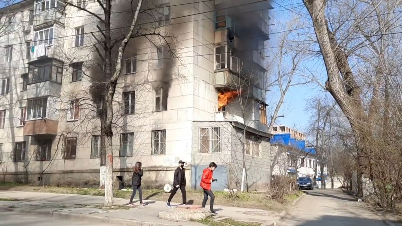 В столице произошел пожар в пятиэтажном доме.