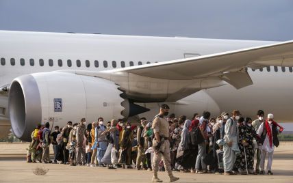 США отказались принимать на своих базах некоторые рейсы с беженцами из Афганистана.