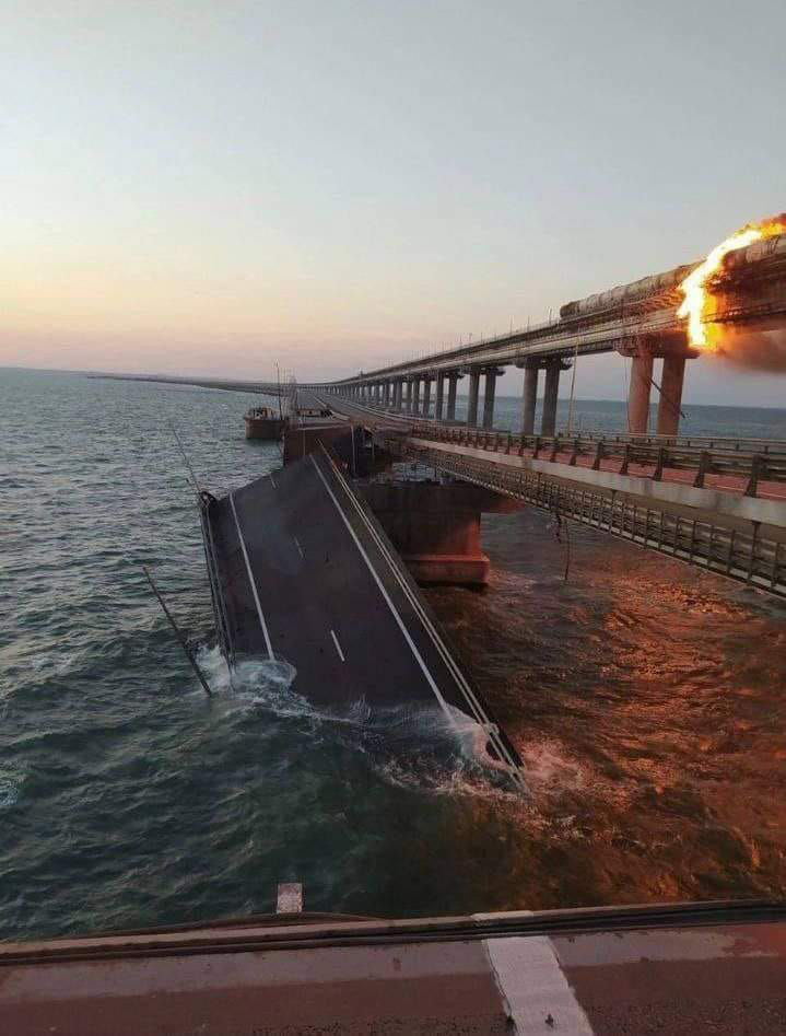 НАК РФ сообщил о подрыве грузовика и обрушении двух пролетов Крымского моста.
