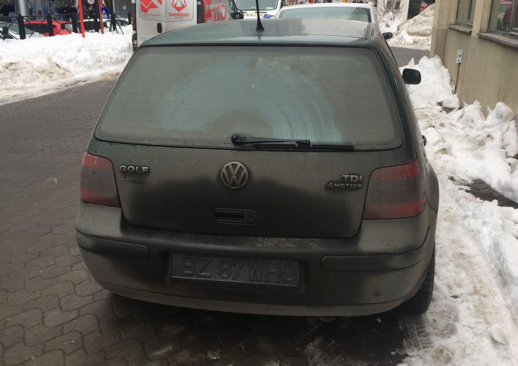 Murdăria de pe străzi le dă bătăi de cap nu doar pietonilor, ci şi şoferilor. 