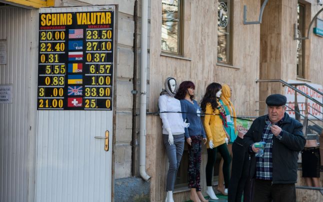 În Republica Moldova nu există o lege privind schimbarea bancnotelor deteriorate. Foto: adevarul.md