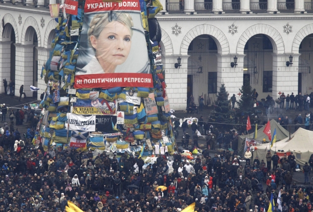 На Майдане собираются снять баннер с изображением Юлии Тимошенко. Фото: REUTERS