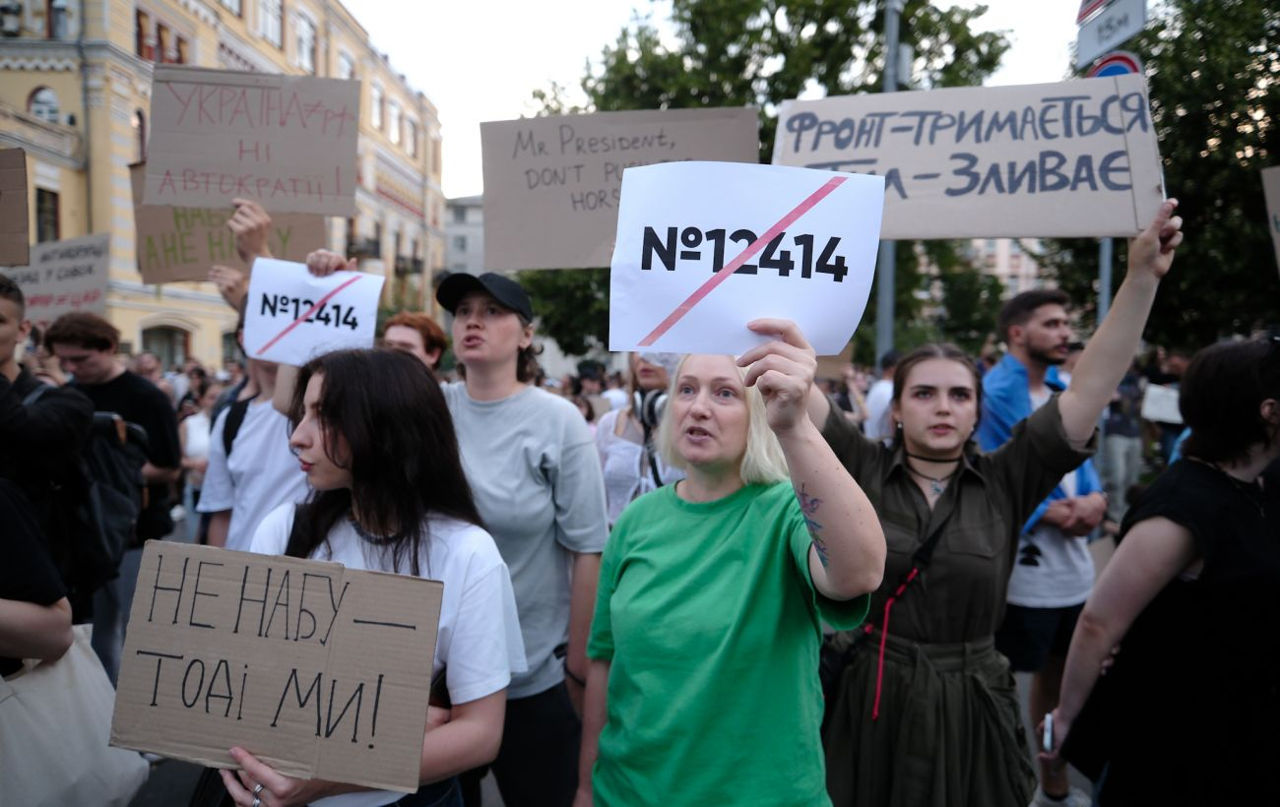 В городах Украины прошли акции протеста против подписанного Зеленским закона.