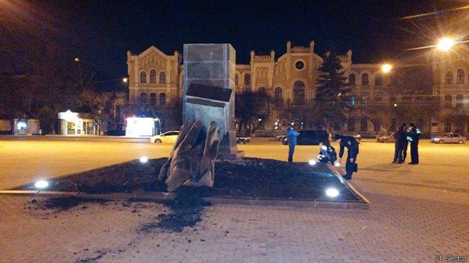 Милиция наблюдала за сносом памятника Рудневу, не вмешиваясь в происходящее