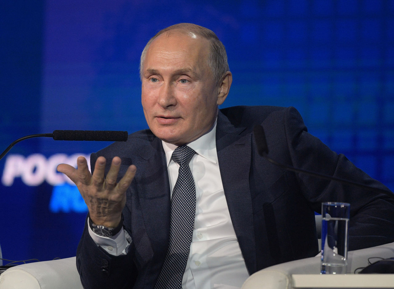 Путин обратил внимание, что Киев не вводил военное положение из-за Донбасса.
