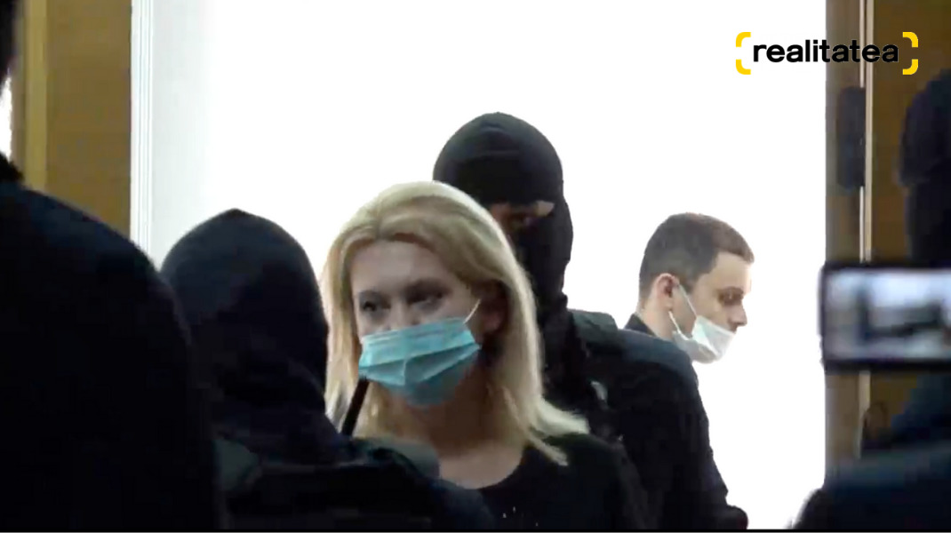 Экс-депутата Виолету Иванову доставили в суд.