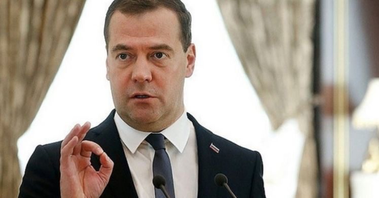 Медведев призвал европейцев отправить свои правительства в отставку.